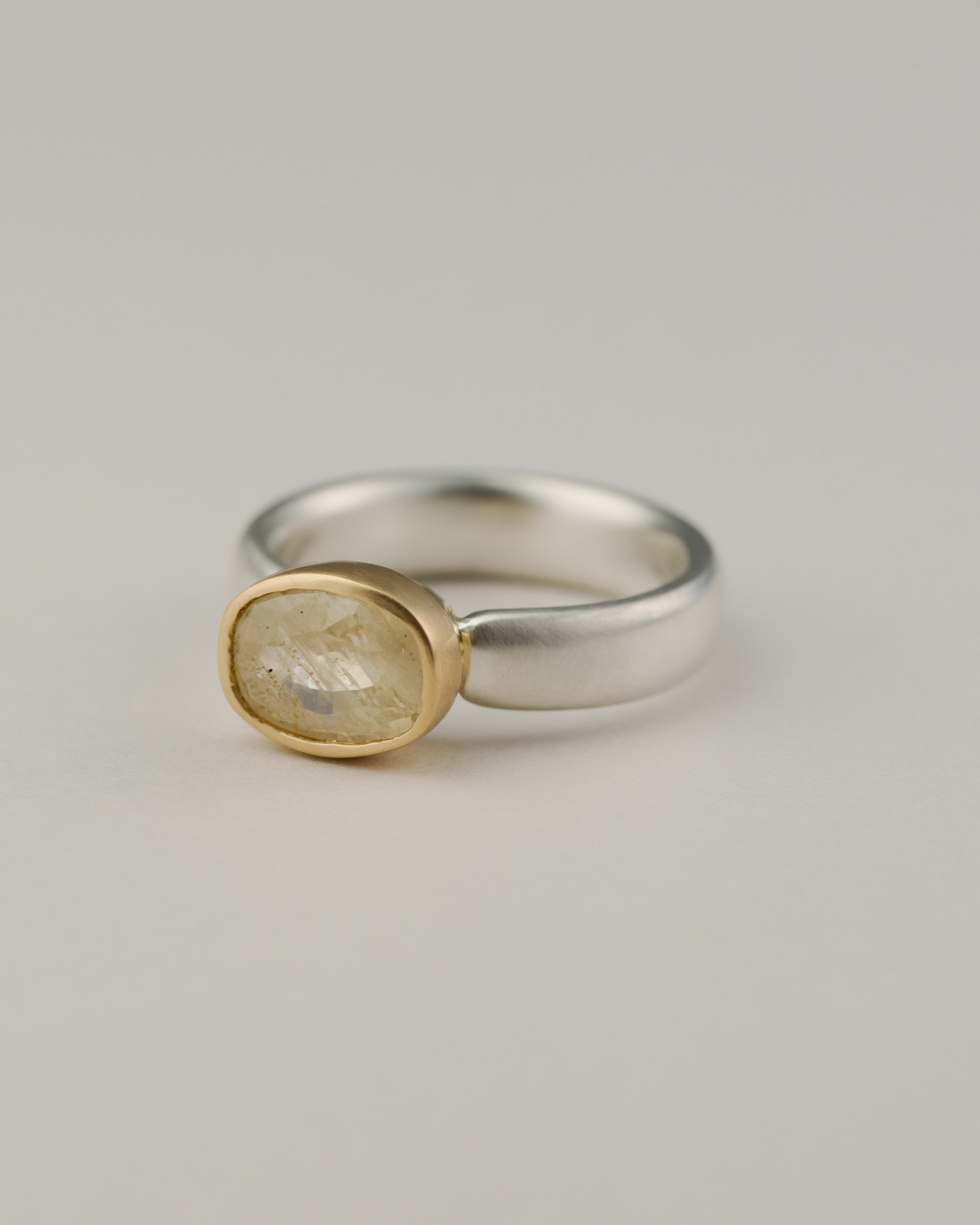 Solstice ring oval