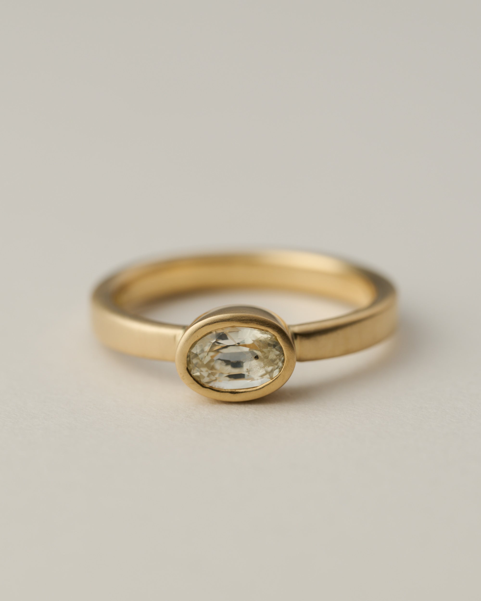 Whisper ring -oval-